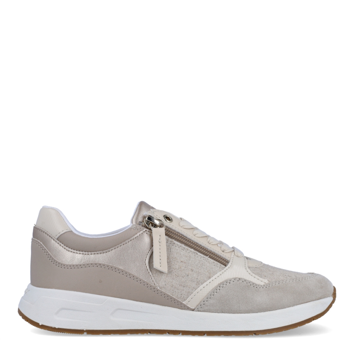Deportivas de la marca Geox, modelo D36. Exterior de las deportivas en ante color taupe con detalle en dorado. y cremallera. Interior de las deportivas en textil color blanco. Cierre de las deportivas Geox con cordones. Deportivas con suela plana de goma. Estas deportivas Geox D36 son unas clásicas para esta temporada, podrás crear diferentes looks y lucirlas con la máxima comodidad.