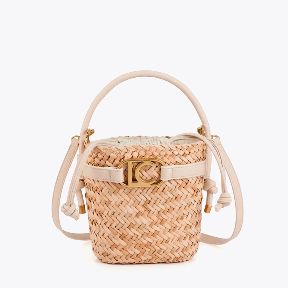 Bombonera elegante de la marca Lola Casademunt, modelo ALMUDE. Bolso con diseño de mimbre tejido y detalles en efecto piel. Incluye cierre ajustable y logotipo dorado. Bolso bombonera Lola Casademunt ALMUDE, complemento ideal para añadir un toque chic a tus conjuntos veraniegos. Medidas: alto 19cm y ancho 19cm.