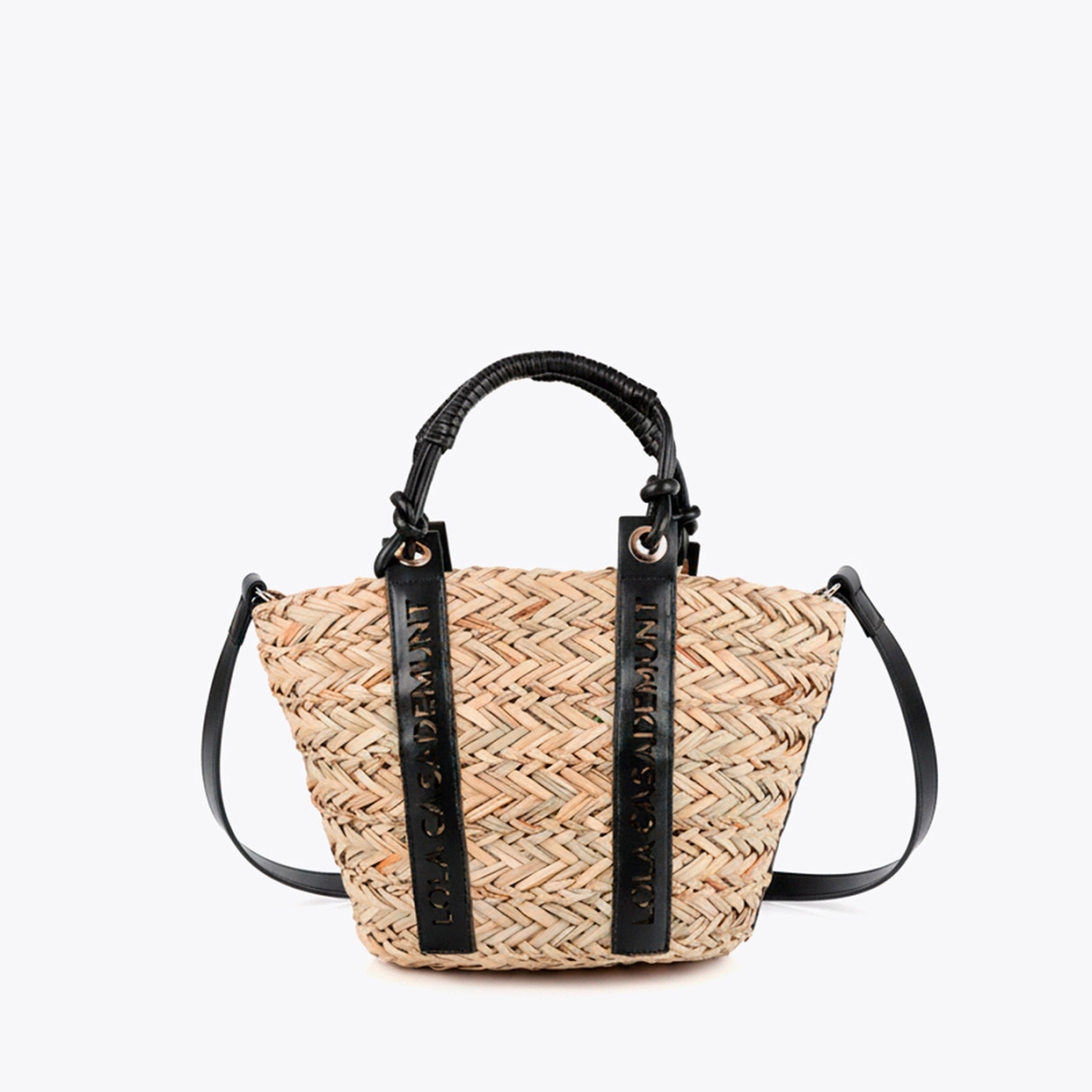 Elegante capazo de la marca Lola Casademunt, modelo MINI ALISSA. Bolso elaborado en mimbre con detalle de asas en cuero sintético troquelado que resalta el logo de Lola Casademunt. Interior forrado con estampado animal. Ideal para un estilo veraniego chic, perfecto para la ciudad o la playa. Bolso Lola Casademunt MINI ALISSA ideal para esta temporada!ALTO 22cm ANCHO 43cm PROFUNDIDAD 14cm