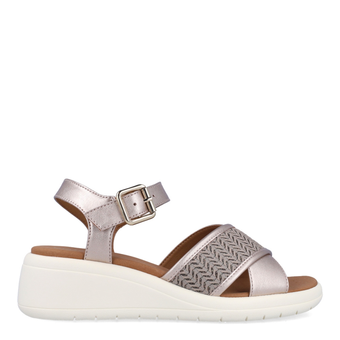 Sandalias de la marca Geox, modelo LUISA. Exterior en piel color platino con aplicaciones en brillantes en pala. Interior en piel color camel. Cierre de sandalias Geox con hebilla en tobillo. Suela de goma y cuña de 4cm de altura. Estas sandalias Geox LUISA son ideales en comodidad, perfectas para lucir en tu día a día!