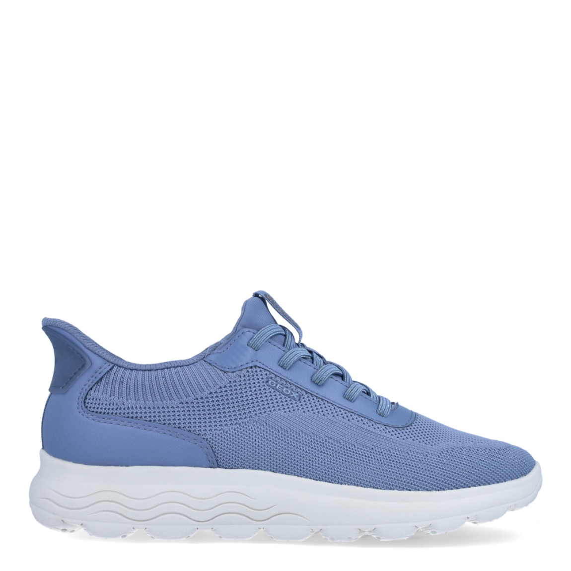 Deportiva de la marca Geox, modelo D55. Exterior en naylon color azul. Interior en textil de color azul. Cierre con cordones. Suela de goma de 2 cm de plataforma. Plantilla desmontable es práctica e higiénica, garantizando la máxima comodidad. D55 se propone como una revolución del concepto de deportiva, por su excelente nivel de comodidad, transpirabilidad y amortiguación. Un modelo de estilo emblemático para quienes aman distinguirse pero no quieren renunciar al confort.