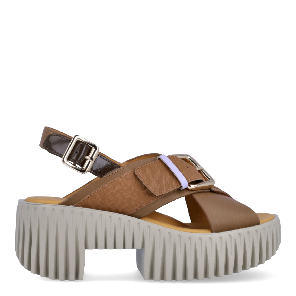 Sandalias de la marca 4CCCCEES, modelo PLIA-M. Exterior de las sandalias en piel color marrón con pala cruzada y hebilla. Interior de las sandalias en piel color beig. Sandalias 4CCCCEES con cuña de 5cm de altura con diseño dentado. Cierre con hebilla en tobillo. Estas sandalias 4CCCCEES PLIA-M tiene el diseño perfecto entre originalidad y ligereza que te acompañará en tu día a día en esta temporada.
