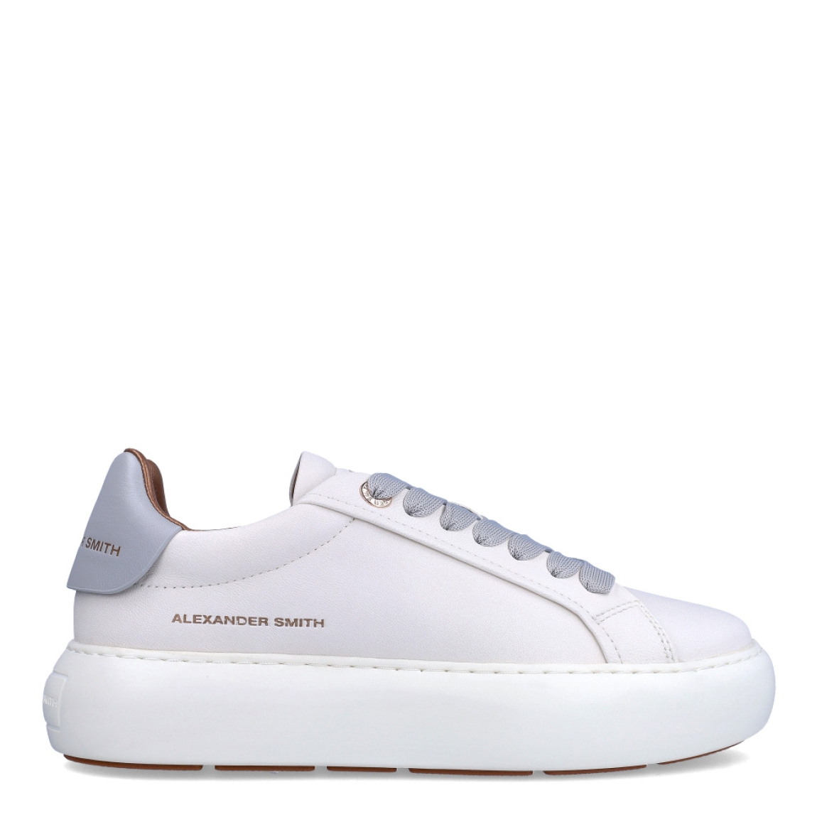Deportivas de la marca Alexander Smith, modelo SOHO. Exterior de las deportivas en piel color blanco con detalle del logo. Interior en piel color camel. Cierre de las deportivas con cordones grises. Deportivas Alexander Smith con plataforma de goma. Estas deportivas SOHO son unas clásicas, ideales para tu día a día.