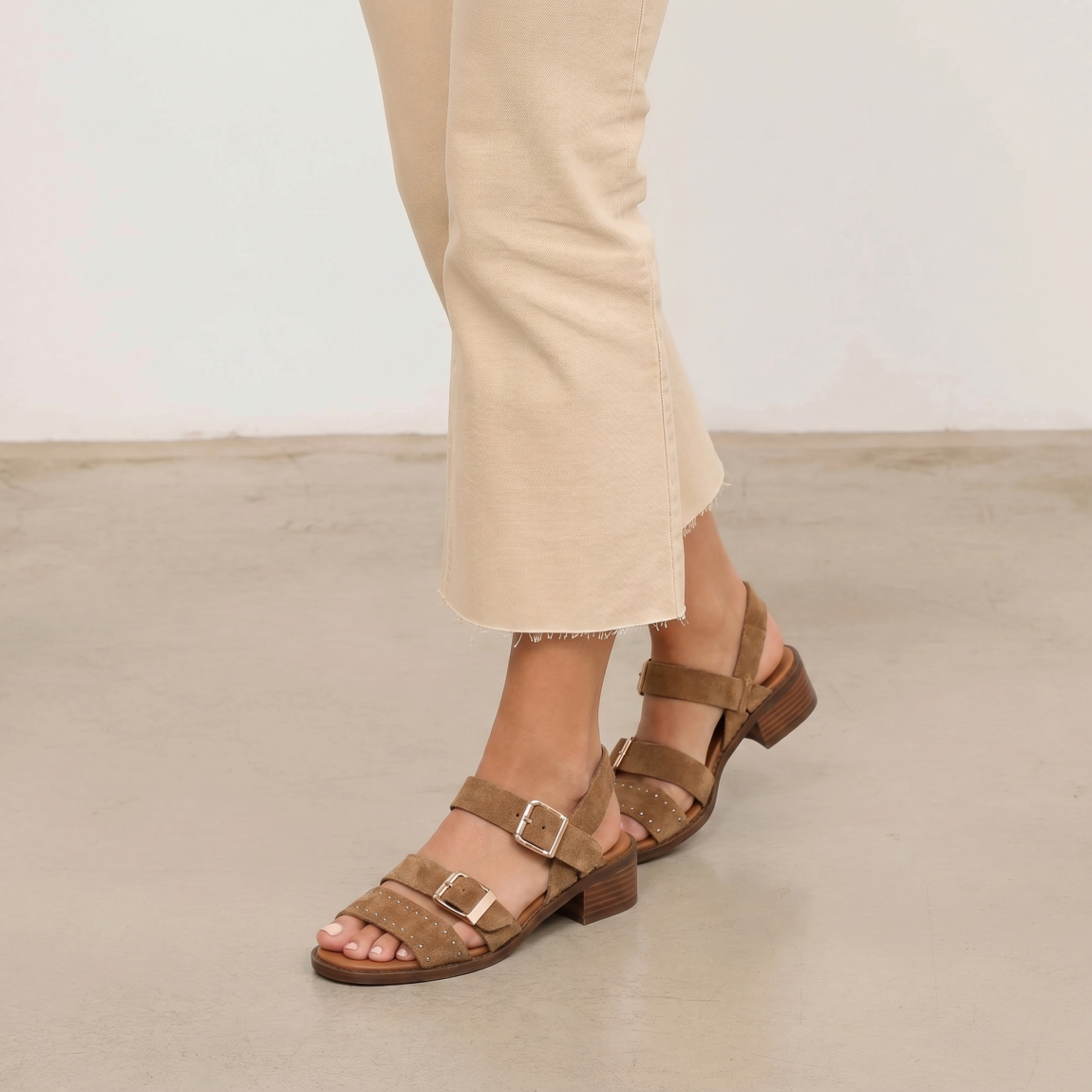Sandalias de la marca Itse, modelo ASENA. Exterior elaborado en ante color camel con tira en pala con tachuelas y hebilla. Interior en piel color marrón. Sandalias Itse con cierre de hebilla en el tobillo y pala. Sandalias Itse con tacón de 3cm de altura. Estas sandalias Itse ASENA son un complemento clásico, ideal para esta temporada!