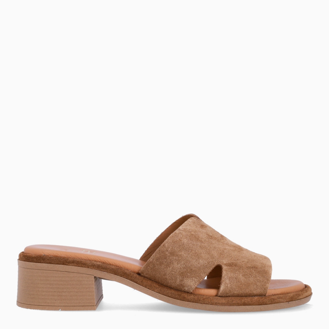 Sandalias de la marca Itse, modelo ASLI. Elaboradas en ante color camel con tira gruesa en pala y punta abierta. Interior en piel color nude. Sandalias Itse con tacón de 4cm de altura. Estas sandalias Itse ASLI, son un complemento clásico para tus looks del día a día!