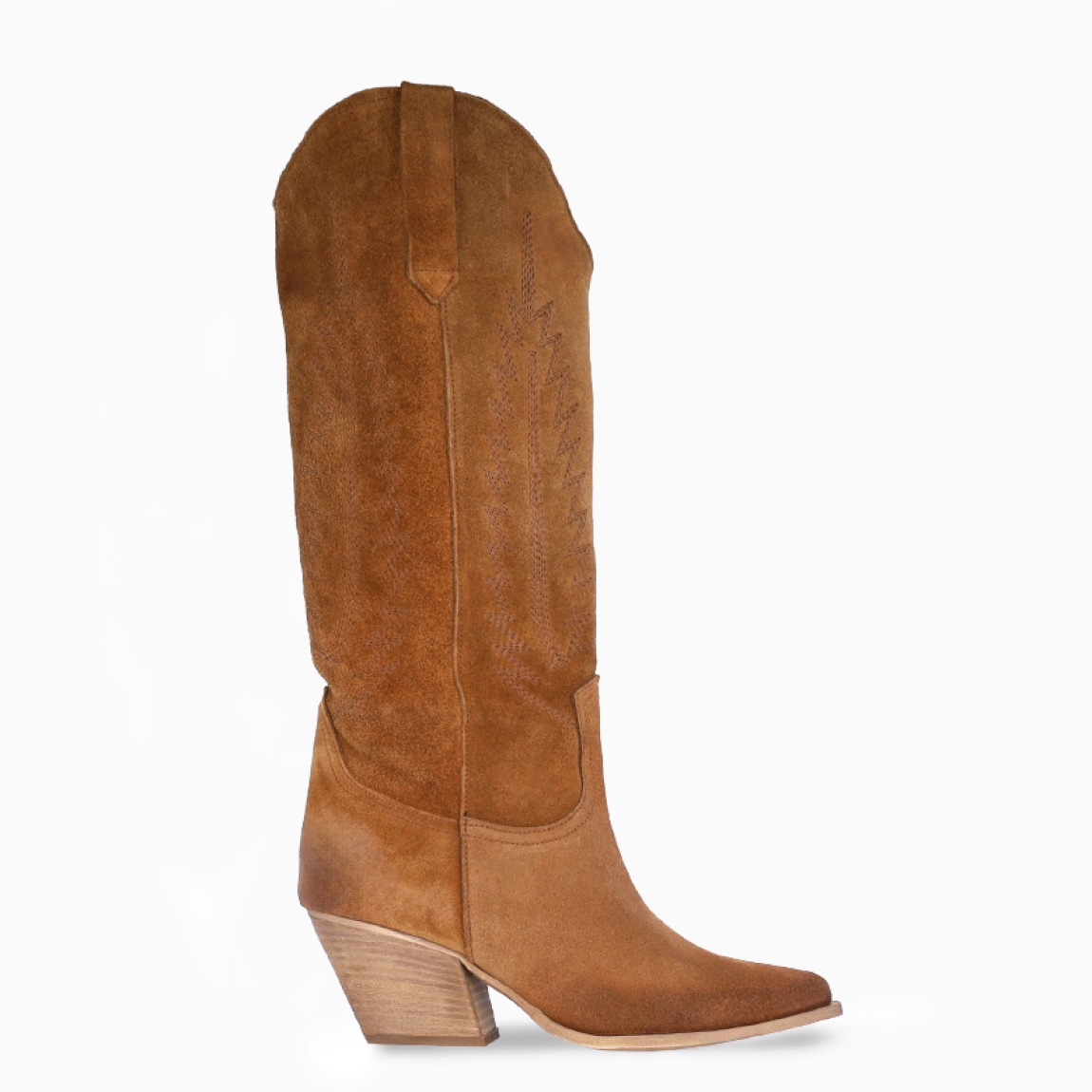 Botas de la marca Itse, modelo G-200. Elaboradas en ante color camel con hoja bordada. Interior con suela acolchada para máxima comodidad. Punta de lápiz y suela con tacón de 6cm de altura. Estas botas Itse G-200 son un complemento clásico e ideal para esta temporada, no puede faltar en tu armario!