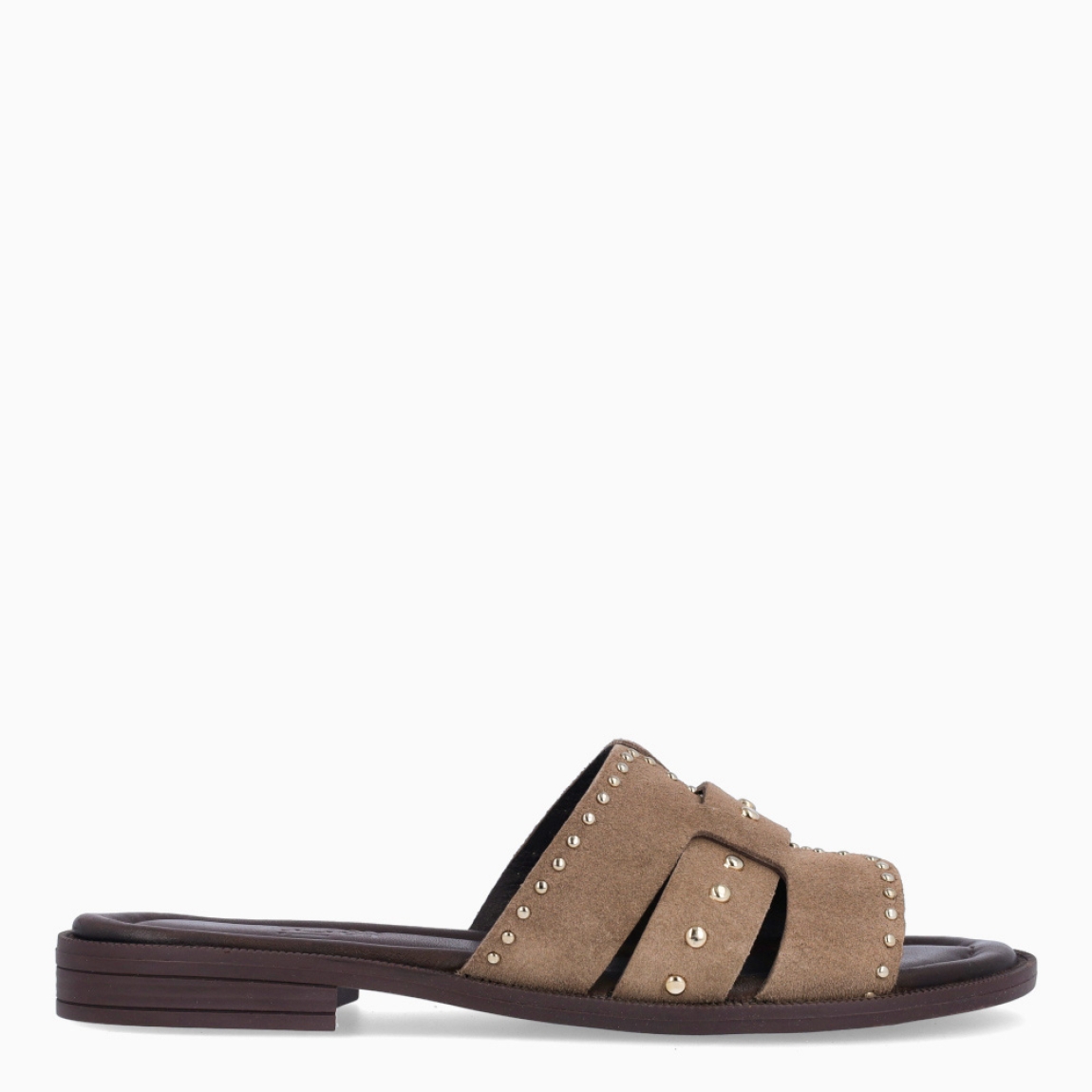 Chanclas de la marca Itse, modelo AYLA. Chanclas elaboradas en el exterior con ante color taupe e interior en piel color marrón oscuro, con aplicaciones de tachuelas plateadas en pala. Chanclas Itse con suela plana de goma. Estas chanclas Itse AYLA, son un complemento clásico para llevar a todos lados con comodidad y estilo!