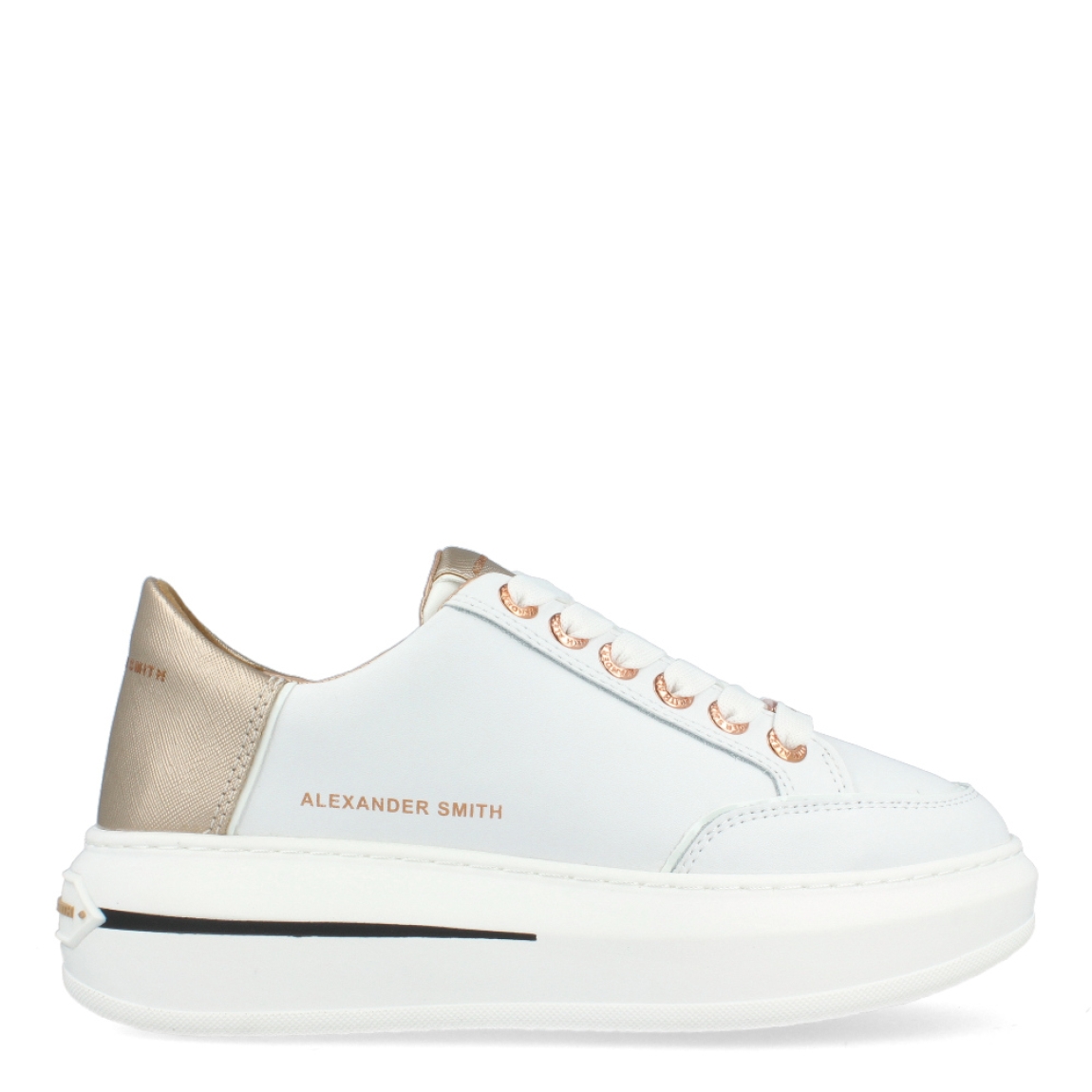 Deportivas Alexander Smith modelo Lancaster. Zapatillas de piel blanca con detalles dorados en la talonera y la lengüeta. Plantilla acolchada y extraíble para ofrecer la máxima comodidad. Las deportivas Lancaster son compatibles con plantillas personales. Logo Alexander Smith en la talonera, lateral y lengüeta. Plataforma trasera de 5cm y 3,5cm elantera, pensada para las mujeres que prefieren ir más elevadas que totalmente planas. Ojales de oro rosado. Cierre con cordones blancos.