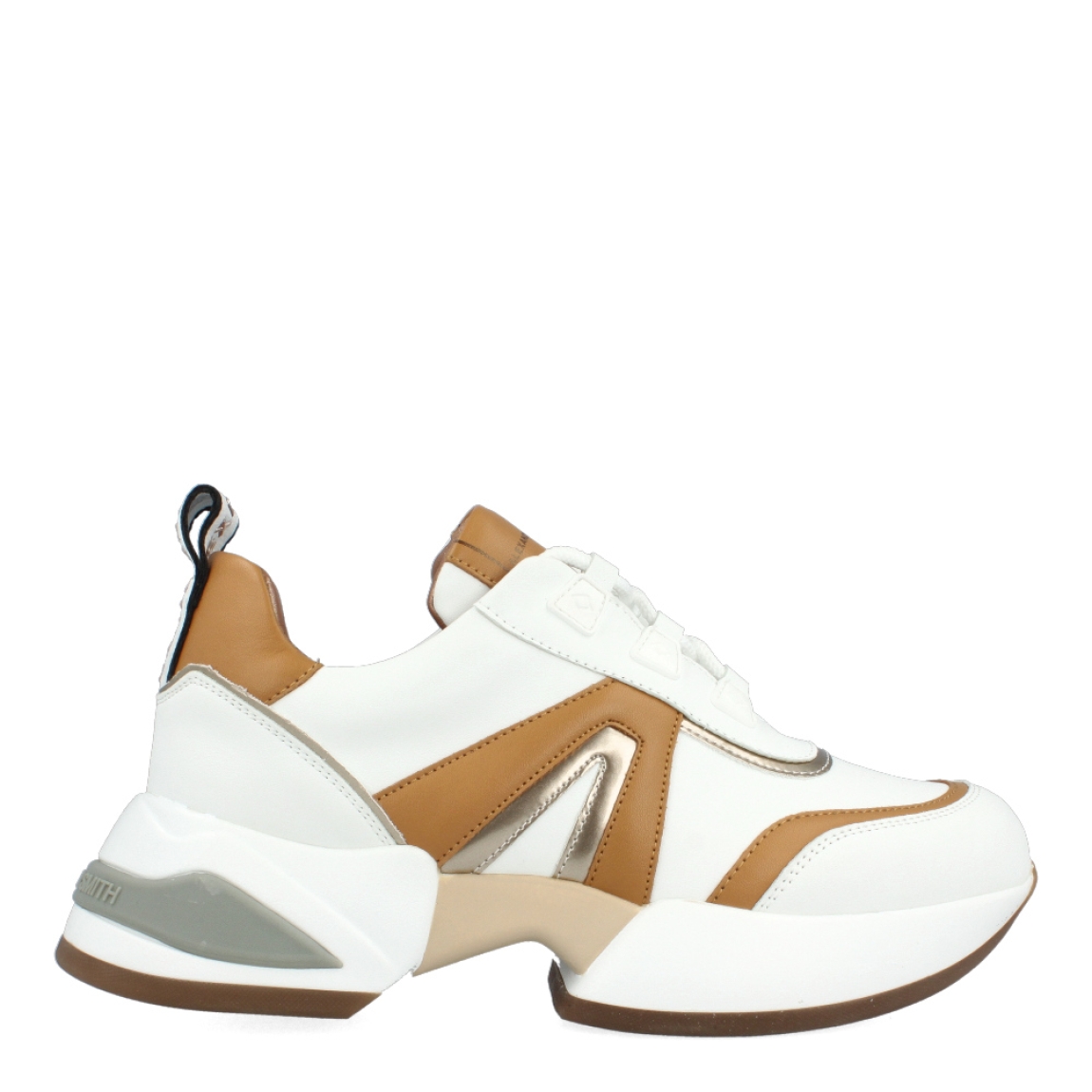 Deportivas de la marca Alexander Smith, modelo SANTA. Exterior de las deportivas en piel color blanco con detalle en camel y plateado. Interior de las deportivas en piel color camel. Cierre de las Alexander Smith con cordones y cuña de 4cm de altura. Estas deportivas son unas clásicas que no te pueden faltar, te darán un estilo y comodidad única en tu día a día.