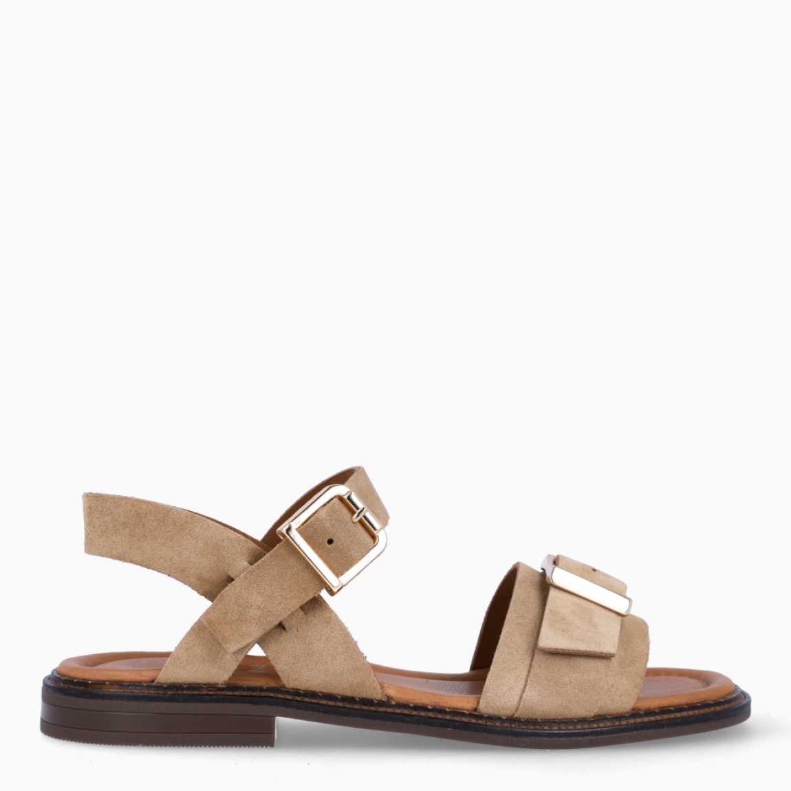 Sandalias de la marca Itse, modelo BADE. Exterior elaborado en ante color beig con tira en pala con hebilla. Interior en piel color marrón. Sandalias Itse con cierre de hebilla en el tobillo y pala. Sandalias Itse con tacón de 1cm de altura. Estas sandalias Itse BADE son un complemento clásico, ideal para esta temporada!