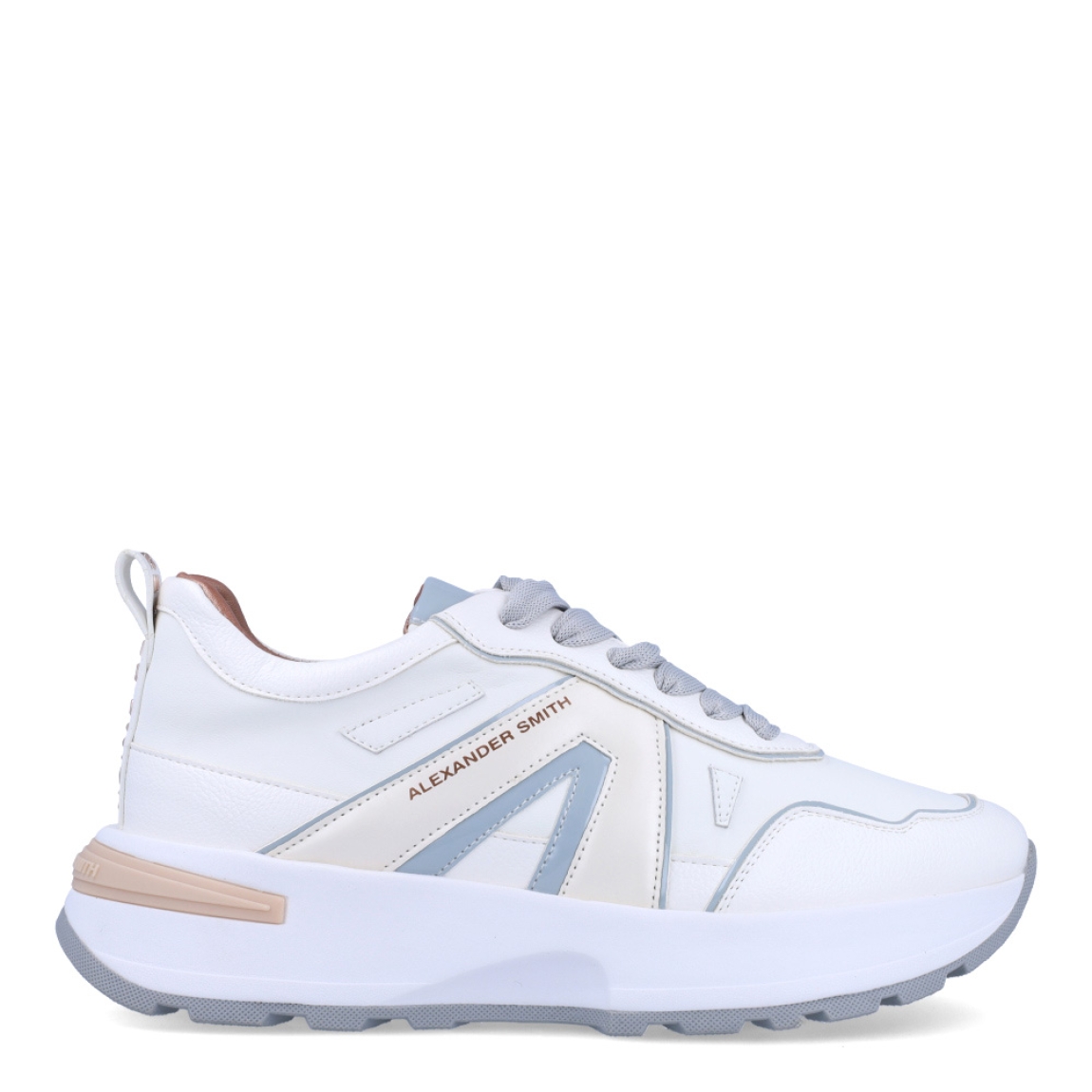 Deportivas de la marca Alexander Smith, modelo LIVERPOOL. Exterior de las deportivas en piel color blanco con detalle en gris. Interior de las deportivas en piel color camel. Cierre de las Alexander Smith con cordones y cuña de 4cm de altura. Estas deportivas Alexander Smith LIVERPOOL son unas clásicas que no te pueden faltar, te darán un estilo y comodidad única en tu día a día.
