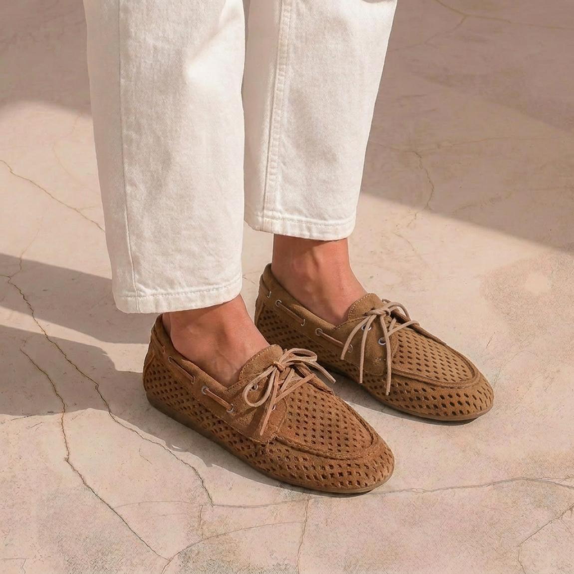 Mocasines transpirables de la marca Itse, modelo ALARA. Elaborados en ante color camel con efecto troquelado y cordones en pala. Interior en piel color camel. Suela de goma plana. Cierre con cordones. Mocasines transpirables Itse ALARA son un complemento clásico, e ideal para la comodidad de tu día a día!