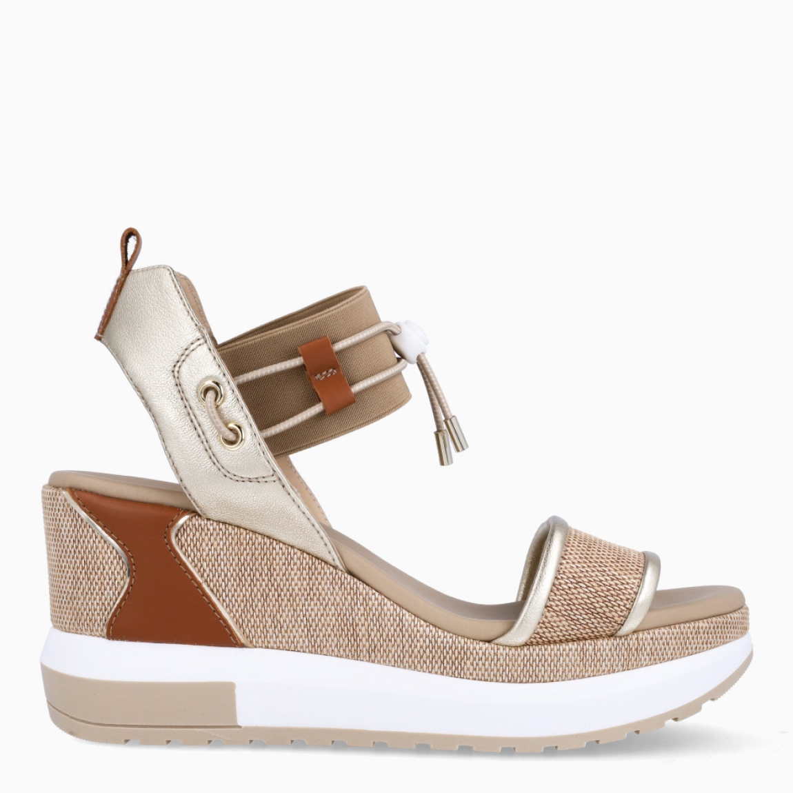 Sandalias de la marca Nerogiardini, modelo DANIE. Exterior de las sandalias en piel color beig con detalle de rejilla en la pala. Interior de las sandalias en piel color beig. Cierre de las sandalias Nerogiardini con gomas elásticas color dorado. Sandalias con cuña de 8cm de altura. Estas sandalias Nerogiardini DANIE es un complemento clásico, inspirado en la comodidad, ligereza que necesitas en tu día a día.