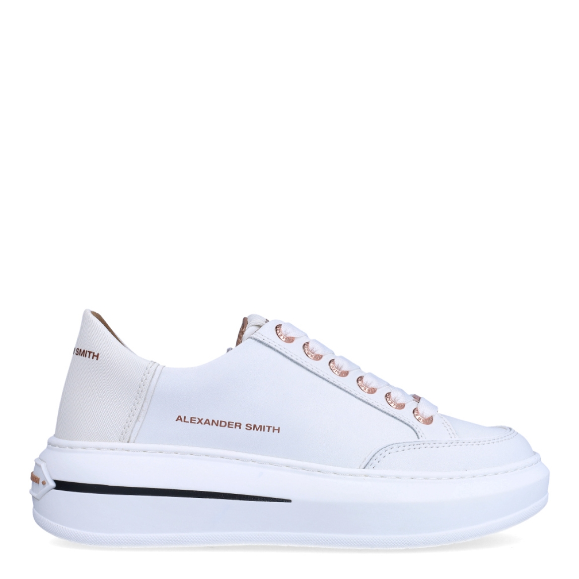 Deportivas de la marca Alexander Smith, modelo LANCASTER. Exterior en piel color blanco. Interior e piel color dorado con plantilla acolchada y extraíble para máxima comodidad. Cierre de las deportivas con cordones y plataforma de 4cm de altura. Estas deportivas Alexander Smith LANCASTER son unas clásicas, ideales para crear diferentes looks esta temporada!