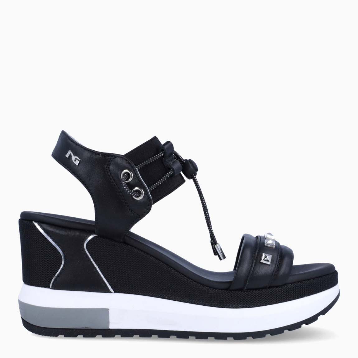 Sandalias de la marca Nerogiardini, modelo DANIE. Exterior de las sandalias en piel color negro con detalle de rejilla en la pala. Interior de las sandalias en piel color negro. Cierre de las sandalias Nerogiardini con gomas elásticas color negro. Sandalias con cuña de 8cm de altura. Estas sandalias Nerogiardini DANIE es un complemento clásico, inspirado en la comodidad, ligereza que necesitas en tu día a día.