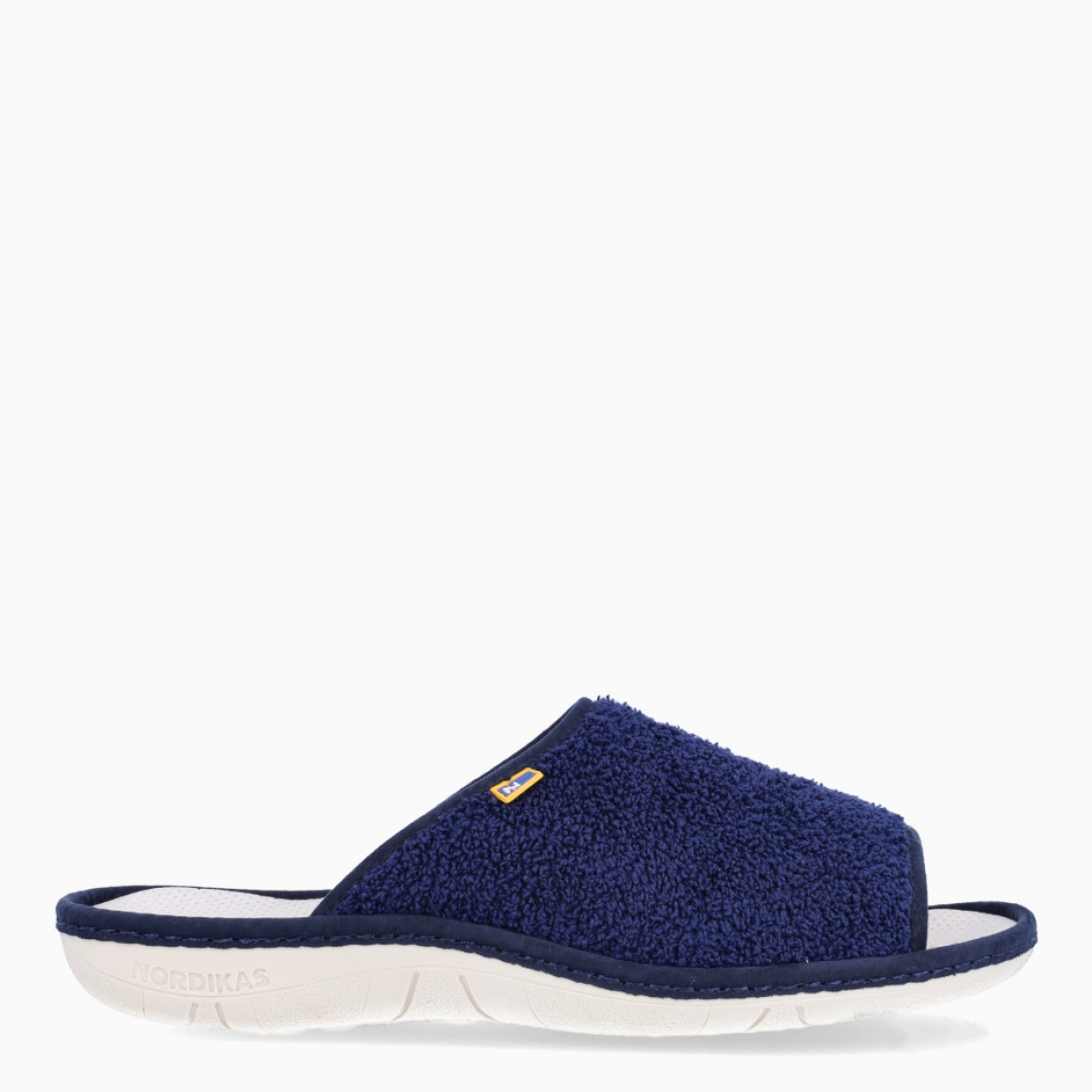 Zapatillas de la marca Nordikas, modelo BOREAL. Exterior de las zapatillas en toalla color azul marino. Interior de las zapatillas en piel troquelada color blanco. Suela de las zapatillas plana y de goma. Estas zapatillas Nordkias BOREAL te harán disfrutar del comfort de estar en casa, gracias a su tejido y fabricación que brindán comodidad y ligereza.