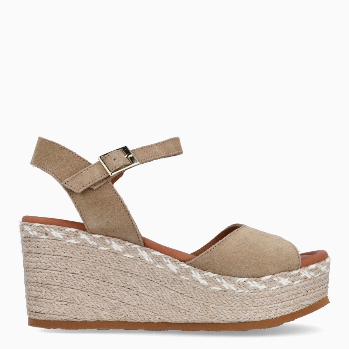 Sandalias de la marca Itse, modelo ANGIE. Exterior de las sandalias en ante color camel. Interior de las sandalias en piel color camel. Cierre de las sandalias Itse con hebilla y cuña de 6cm de altura. Estas sandalias Itse ANGIE son el complemento ideal para crear diferentes looks esta temporada, y sobre todo, gozar de una comodidad espectacular en tu día a día.