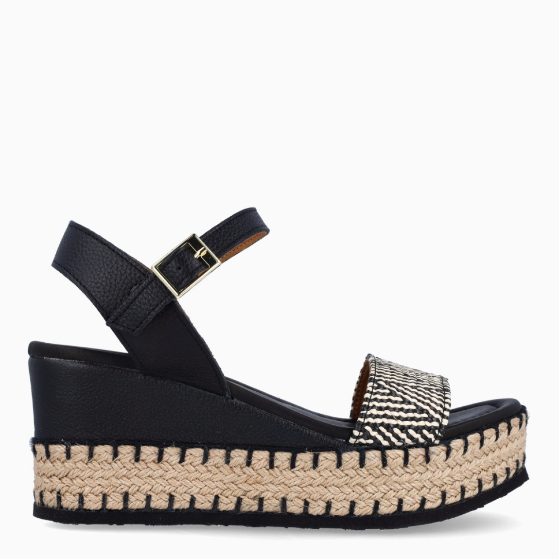 Sandalias de la marca Itse, modelo JUANA. Exterior de las sandalias en rafia color negro y blanco. Interior de las sandalias en piel color negro. Cierre de las sandalias Itse con hebilla en tobillo y cuña de 8cm de altura. Estas sandalias Itse JUANA son el complemento ideal para crear diferentes looks esta temporada, y sobre todo, gozar de una comodidad espectacular en tu día a día.