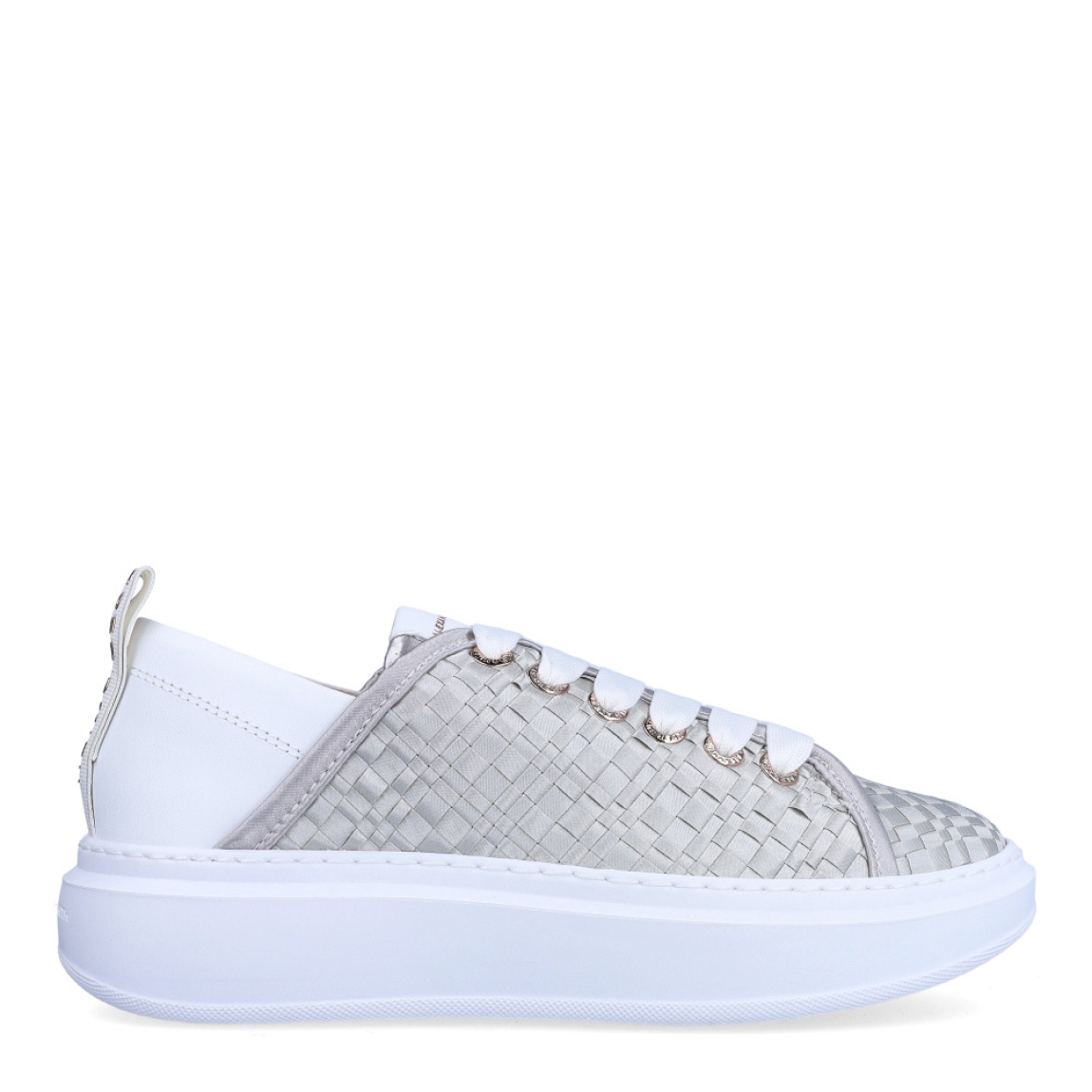 Deportiva de la marca Alexander Smith, modelo Wembley. Exterior de la deportiva de piel trenzada de color plata. Deportiva en piel color blanco en la parte del talón. Interior de la deportiva de piel de color rosa. Cierre de la deportiva con cordones de color blanco. Deportiva con plantilla extraíble. Deportiva con logotipo en la trabilla trasera. Deportiva con plataforma de 4 cm. La deportiva de Alexander Smith hace referencia al famoso estadio inglés: deportividad y elegancia se funden para dar vida a este modelo. Wembley son las zapatillas con el equilibrio perfecto entre comodidad y estilo, elegantes y sobrias pero con un toque moderno dado por los detalles que marcan la diferencia.