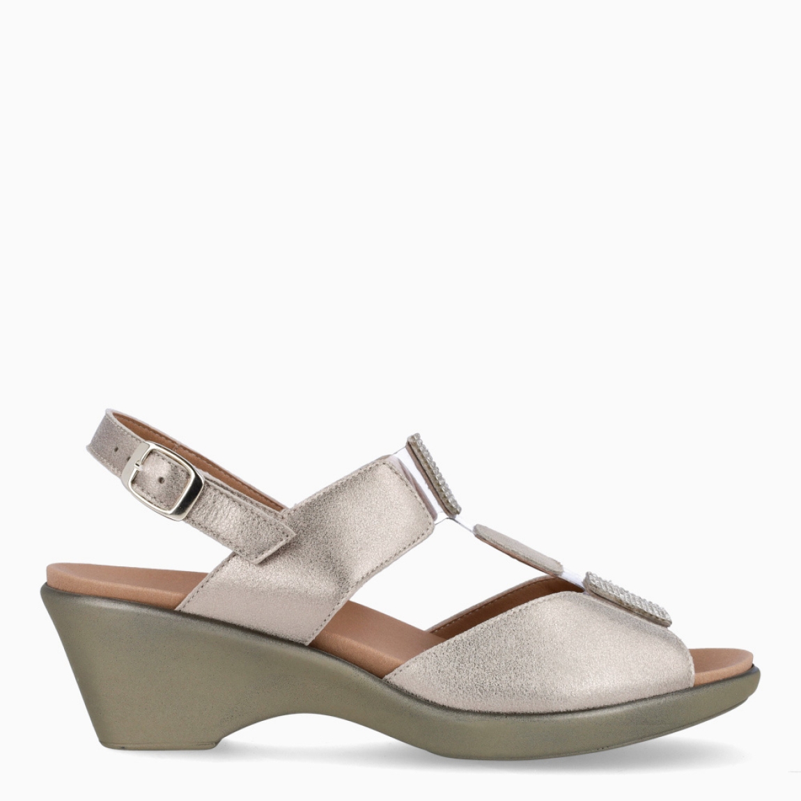 Sandalias de la marca PieSanto, modelo NIKITA. Exterior de las sandalias en piel color platino con detalle de brillantes en la pala. Interior de las sandalias en piel color marrón. Cierre de las sandalias PieSanto con hebilla en el tobillo y cuña de 5cm de altura. Estas sandalias PieSanto NIKITA son un complemento ligero y perfecto para esta temporada. No te puede faltar en el armario.