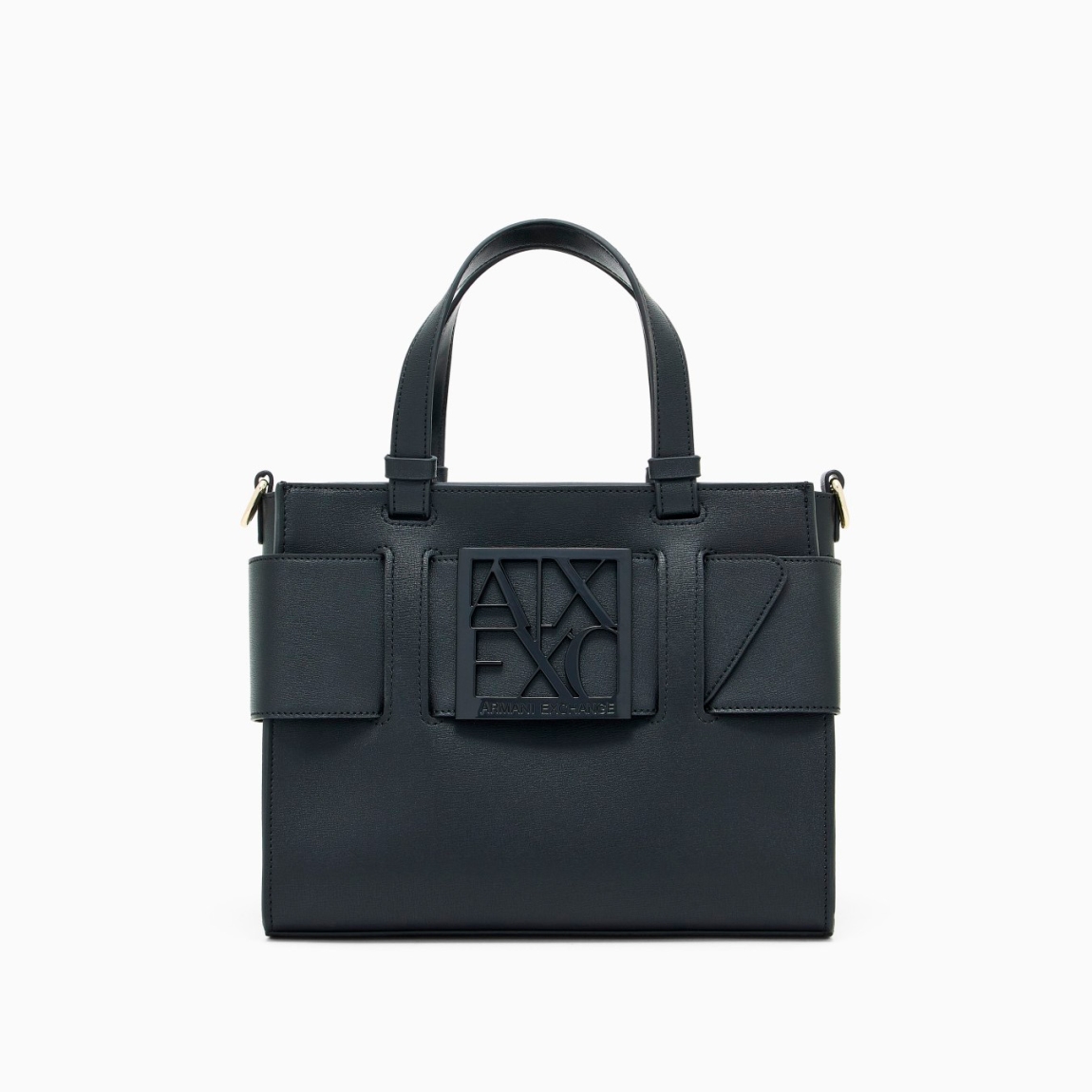 Bolso pequeño clásico de la marca Armani Exchange, modelo CELIA. Este bolso está elaborado en piel de color negro. Es un best seller que se renueva cada temporada, perfecto desde todos los puntos de vista y siempre cool: el bolso tote mediano con bandolera y banda con hebilla con logo personalizado es el accesorio que no puede faltar en el look. Medidas: altura 18cm y ancho 24cm. Bolso Armani Exchange CELIA perfecto para ti!