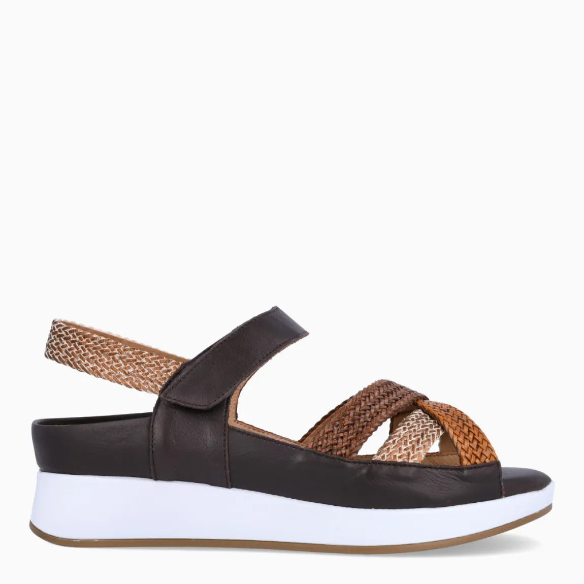 Sandalias de la marca Piesanto, modelo MINERVA. Elaboradas en piel trenzada color marrón con tiras cruzadas en pala. Interior con plantilla acolchada y extraíble para máxima comodidad. Suela con plataforma de 5cm de altura. Sandalias Piensanto MINERVA, complemento ideal de comodidad para tu día a día!