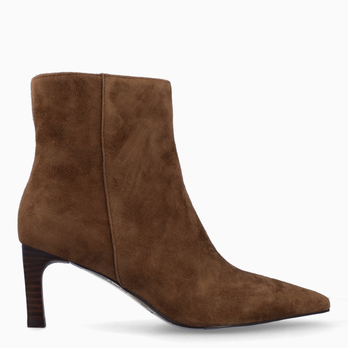 Botines de la marca Itse, modelo ARI. Exterior en ante color taupe con punta pico. Interior en piel color marrón con plantilla acolchada para máxima comodidad. Cierre con cremallera y una suela de goma con tacón de punta fina con 6cm. Estos botines Itse ARI son un complemento ideal para estilizar y darle personalidad a tus looks!