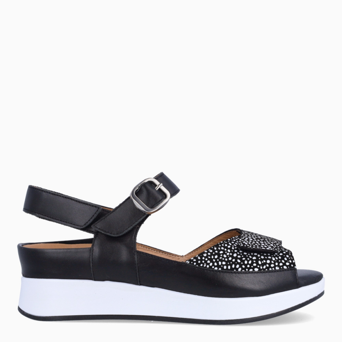 Sandalias de la marca Piesanto, modelo MAJU. Elaboradas en piel color negro con detalle en estampado y tira con velcro en pala. Interior con plantilla acolchada y extraíble para máxima comodidad. Suela con plataforma de 5cm de altura. Cierre con velcro en pala y hebilla en tobillo. Sandalias Piensanto MAJU, complemento ideal de comodidad para tu día a día!