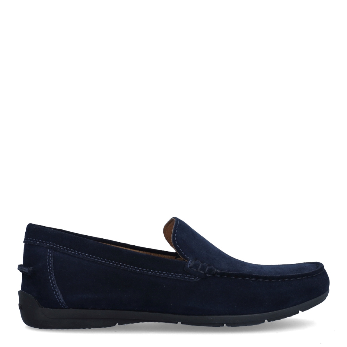 Mocasines de la marca Geox, modelo HUGO. Exterior de los mocasines en ante color azul. Interior de los mocasines en ante color camel con plantilla acolchada para máxima comodidad. Estos mocasines Geox HUGO, son unos complementos clásicos para esta temporada. No pueden faltar en tu armario!