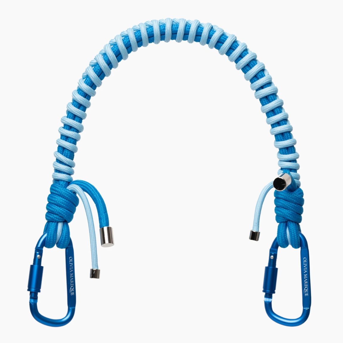 Cadena para bolso de la marca Olivia Mareque elaborada de nylon color azul, acabada con dos mosquetones. Personalizada con logo. Medida de 90 cm. Complemento compatible con cualquier bolso.