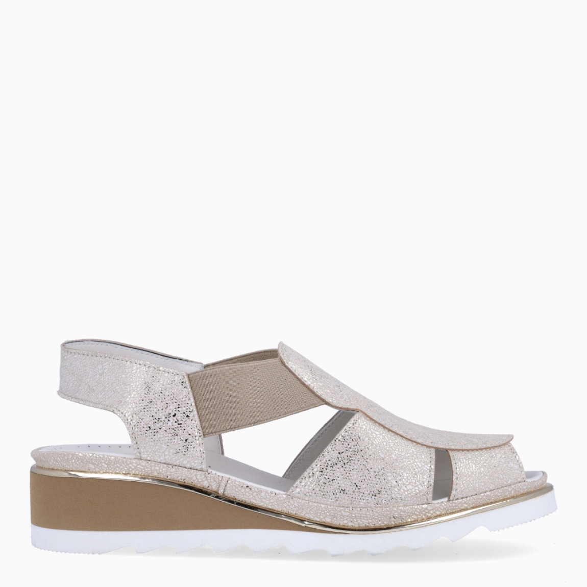 Sandalias de la marca Plaju, modelo CRIS. Exterior de las sandalias en piel color platino y detalle en piel efecto rejilla color platino brillante. Interior en piel color blanco. Cierre de las sandalias Plaju con dos gomas elásticas y cuña de 3cm de altura. Estas sandalias Plaju CRIS son el complemento ideal para esta temporada, no te pueden faltar en el armario.