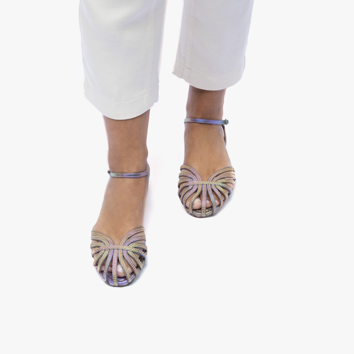 Sandalias de la marca Alma en Pena, modelo GOYA. Exterior de las sandalias en piel color verde metalizado con aplicación de tachas. Interior de las sandalias en piel color verde metalizado. Cierre de las sandalias con hebilla y suela plana. Estas sandalias Alma en Pena GOYA es un complemento esencial para destacar tus looks de temporada, con estilo y comodidad.