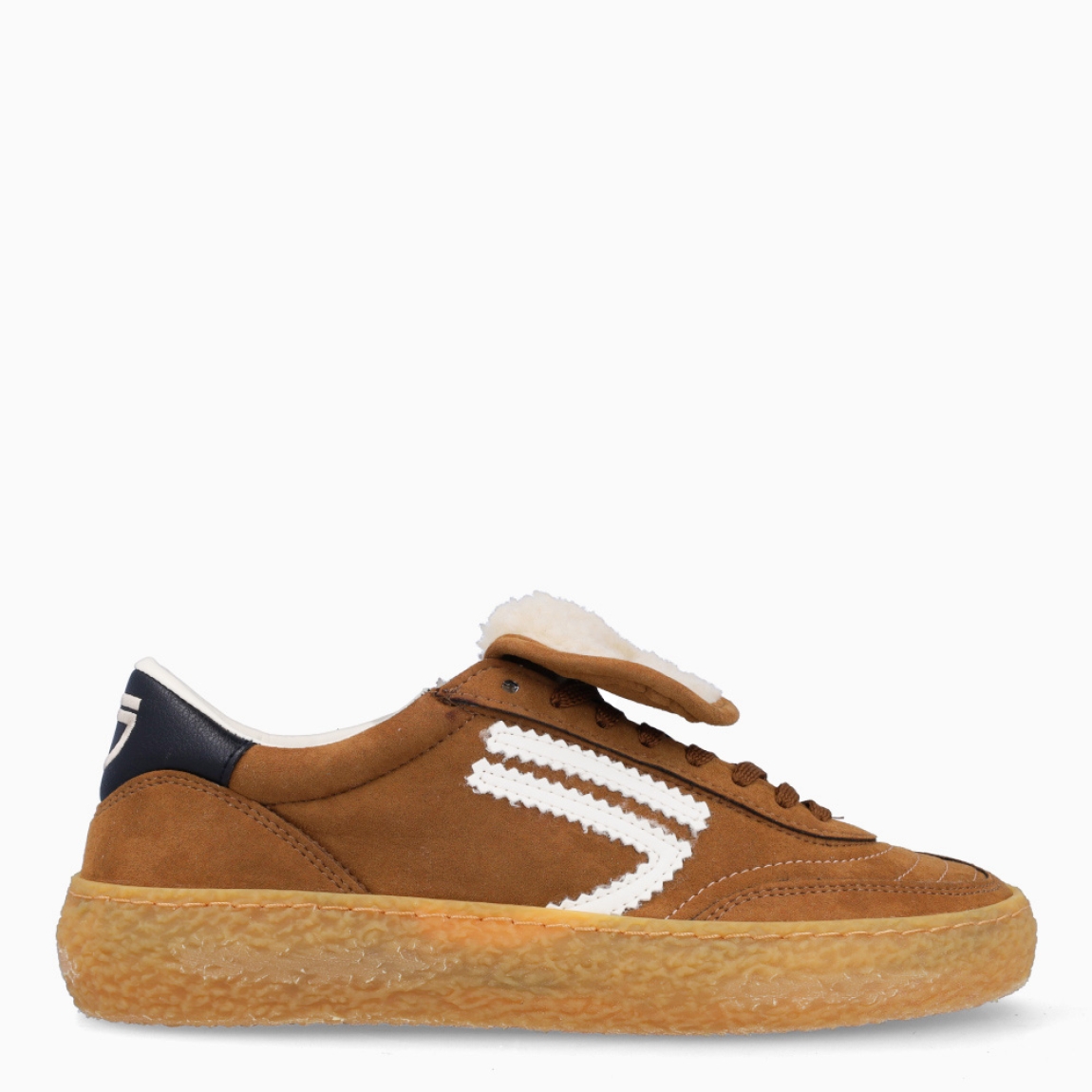 Deportivas de la marca Puraai, modelo PU4. Exterior elaboradas en ante color marrón con detalle en blanco. Interior en pelo con plantilla acolchada y extraíble para máxima comodidad. Cierre con cordones. Suela de goma con plataforma. Estas deportivas PURAAI PU4 son un complemento ideal para marcar un estilo increíble en tus looks!