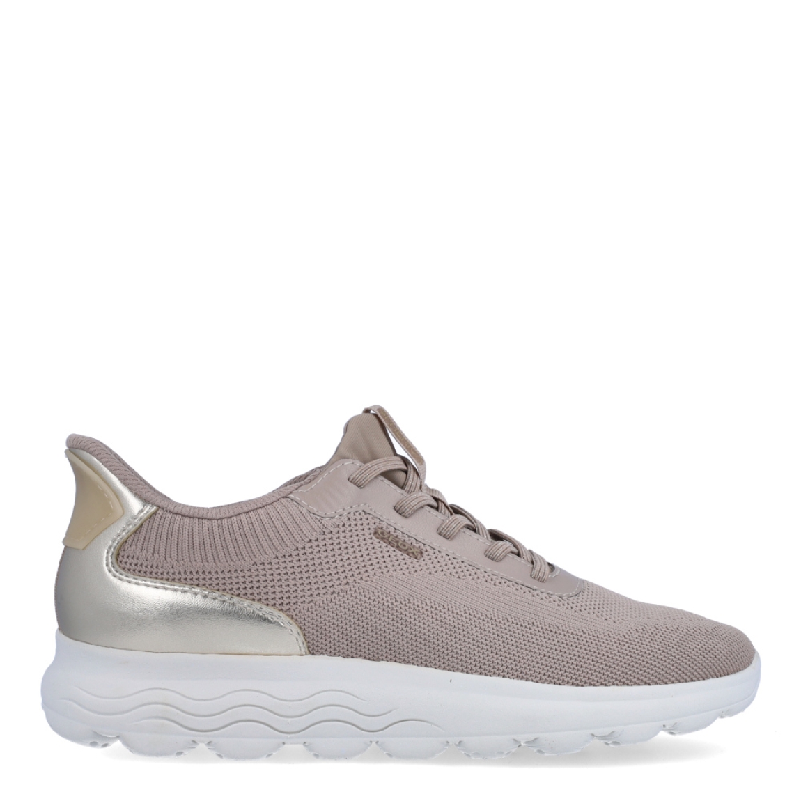 Deportiva de la marca Geox, modelo D55. Exterior en tela color taupe. Interior en textil de color taupe. Cierre con cordones. Suela de goma de 2 cm de plataforma. Plantilla desmontable es práctica e higiénica, garantizando la máxima comodidad. D55 se propone como una revolución del concepto de deportiva, por su excelente nivel de comodidad, transpirabilidad y amortiguación. Un modelo de estilo emblemático para quienes aman distinguirse pero no quieren renunciar al confort.