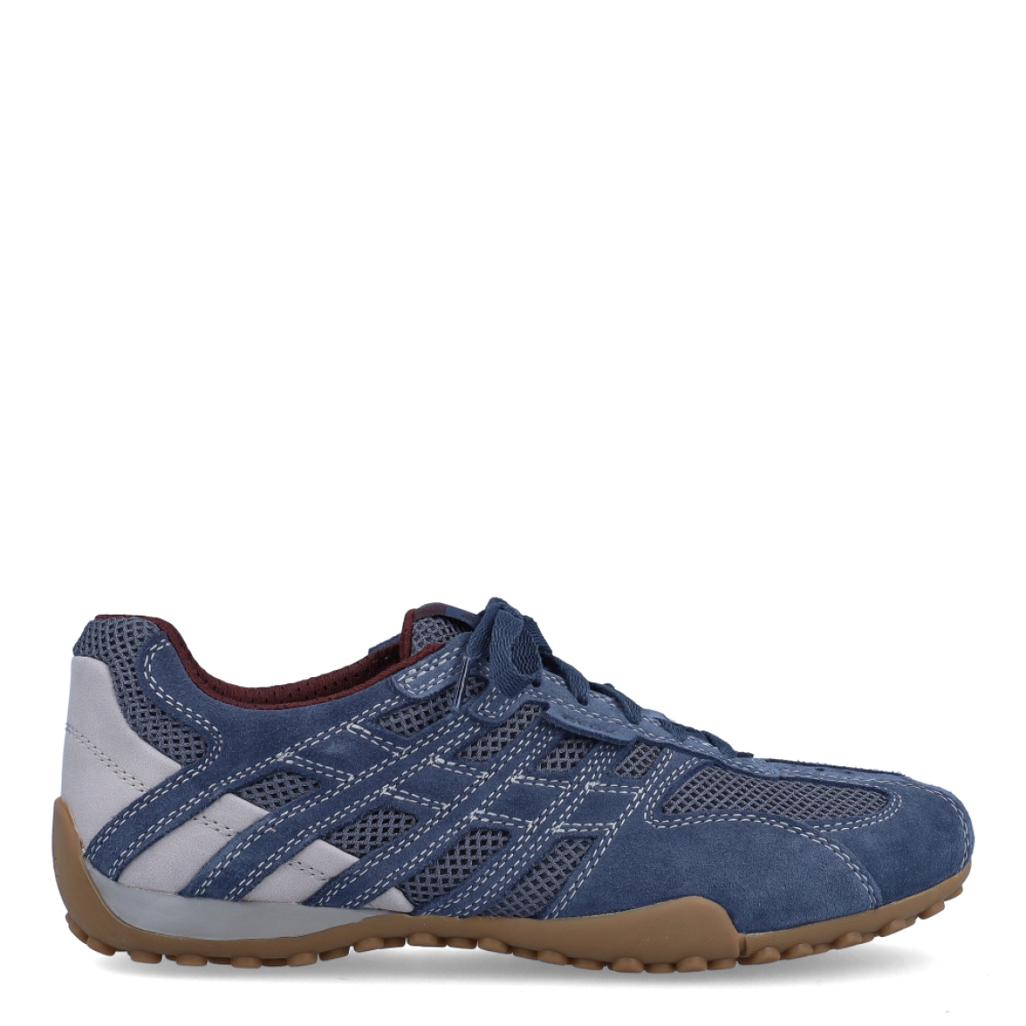 Deportivas de la marca Geox, modelo U55MA. Exterior en ante color azul, con detalle en rejilla. Interior en textil color granate. Cierre de las deportivas con cordones. Suela de goma plana. Estas deportivas Geox U55MA transpirables son un complemento ideal de comodidad para el día a día.