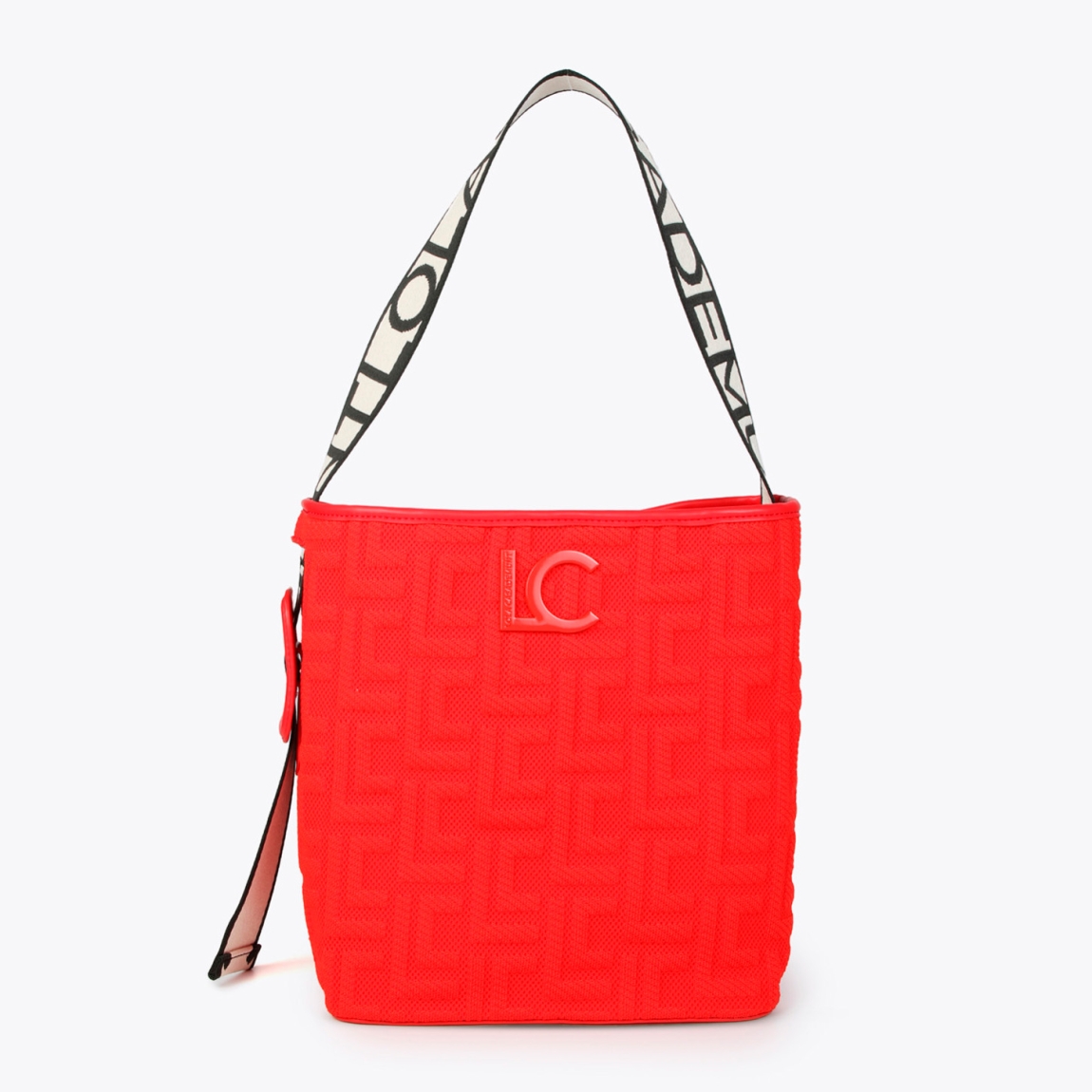 Bolso shopper de la marca Lola Casademunt, modelo LISSEN. Bolso elaborado en tejido monograma color rojo y asa logotipada con hebilla lateral. Contiene distintos compartimentos interiores y bolsillos con cremallera. Cierre imantado. Medidas: alto 24cm y ancho 24cm. Este bolso Lola Casademunt LISSEN es ideal para llevar tus esenciales!