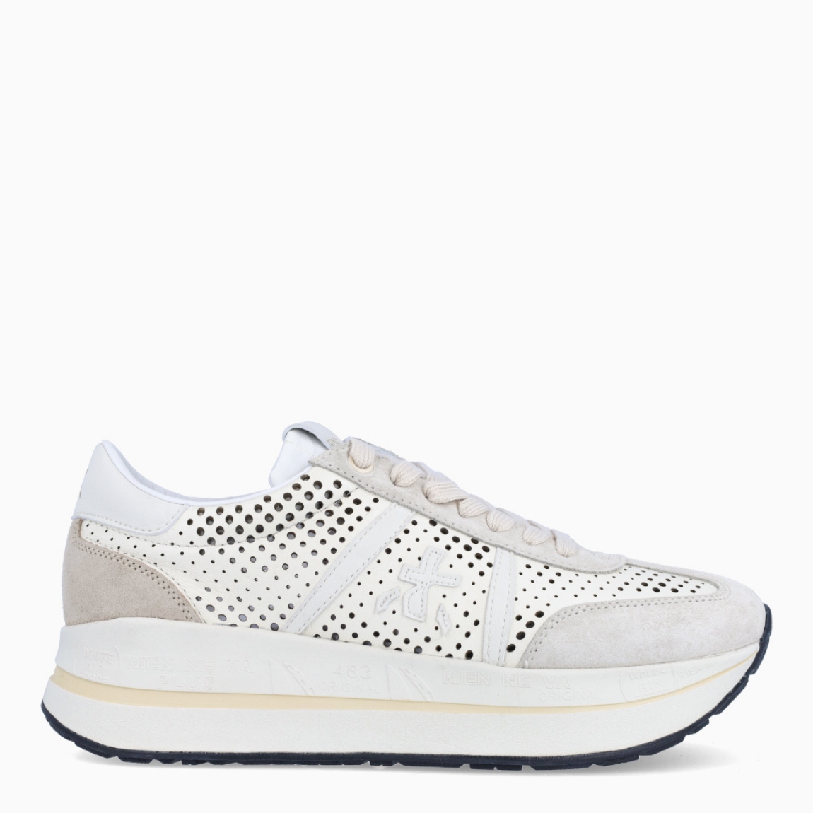 Deportiva de la marca Premiata, modelo Bethcoin. Exterior de la deportiva en piel color beig con troquelado y con detalles en ante. Interior de la deportiva de piel de color blanco. Cierre de la deportiva con cordones. Suela de la deportiva de goma con 3cm de plataforma. Deportiva con plantilla acolchada para garantizar la máxima comodidad a cada paso. La deportiva Bethcoin de Premiata es una evolución de los modelos Conny y Beth, fusionados en una nueva versión ideal para marcar estilo.