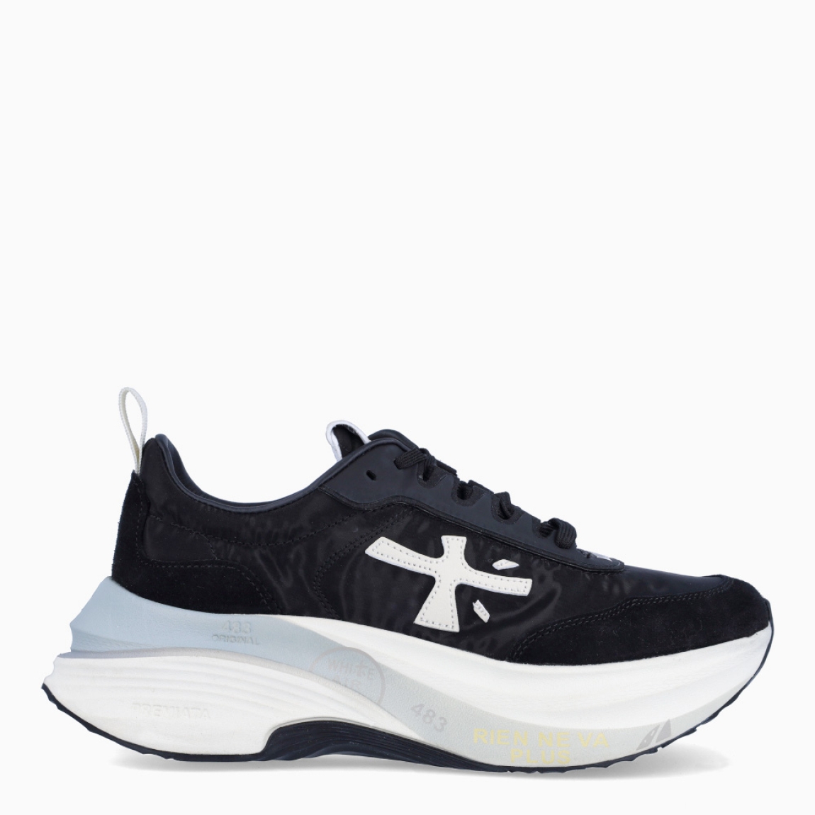 Deportiivas de la marca Premiata, modelo HILL. Exterior de la deportivas en naylon color negro y blanco. Interior en piel color negro. Cierre de las deportivas Premiata con cordones negros. Deportivas con plataforma de 5cm de altura. Estas deportivas Premiata HILL son la combinación perfecte entre lo clásico, cómodo y original. Será tu complemento perfecto para esta temporada!