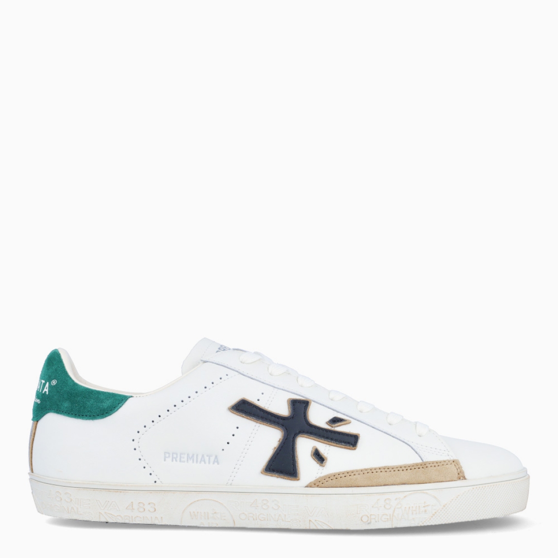 Deportivas para hombre de la marca Premiata, modelo STEVEND_H. Exterior de las deportivas en piel color blanco con detalle en ante color camel y verde. Logo de color verde. Interior de las deportivas en piel color blanco. Cierre de las deportivas con cordones blancos. Deportivas Premiata Stevend_H tienen el diseño perfecto para temporada, no puede faltar este modelo clásico en tu armario!