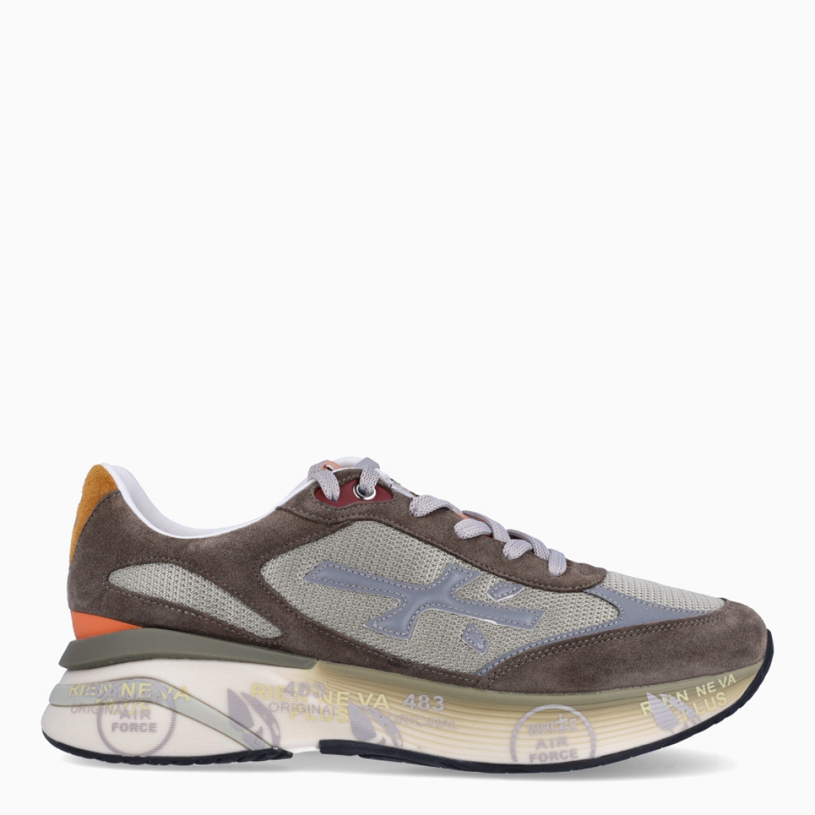 Deportiva de la marca Premiata, modelo MOERUND_H . Exterior de la deportiva en naylon color verde oscuro con detalle en ante taupe y naranja. Interior de la deportiva de piel de color blanco. Cierre de la deportiva con cordones. Deportiva con plantilla acolchada para garantizar el máximo confort. Deportiva con suela de goma y estampado de marca. La deportiva MOERUND_H de Premiata es una deportiva ligera y cómoda, con unos detalles que la hacen diferente y especial. Ideal para marcar estilo día a día.