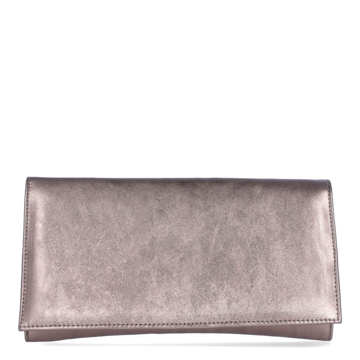 Bolso tipo cartera de la marca Munné, modelo CANDELA. Exterior de la cartera de piel de color bronce metalizado. Bolso con solapa tipo sobre con cierre de botón metálico. Medidas de 26 cm x 14 cm x 2,5 cm. El bolso tipo cartera de fiesta contine una cadena corta en el interior para colgar, y dispone de bolsillo interior con cremallera. Ideal para todos tus looks de fiesta!