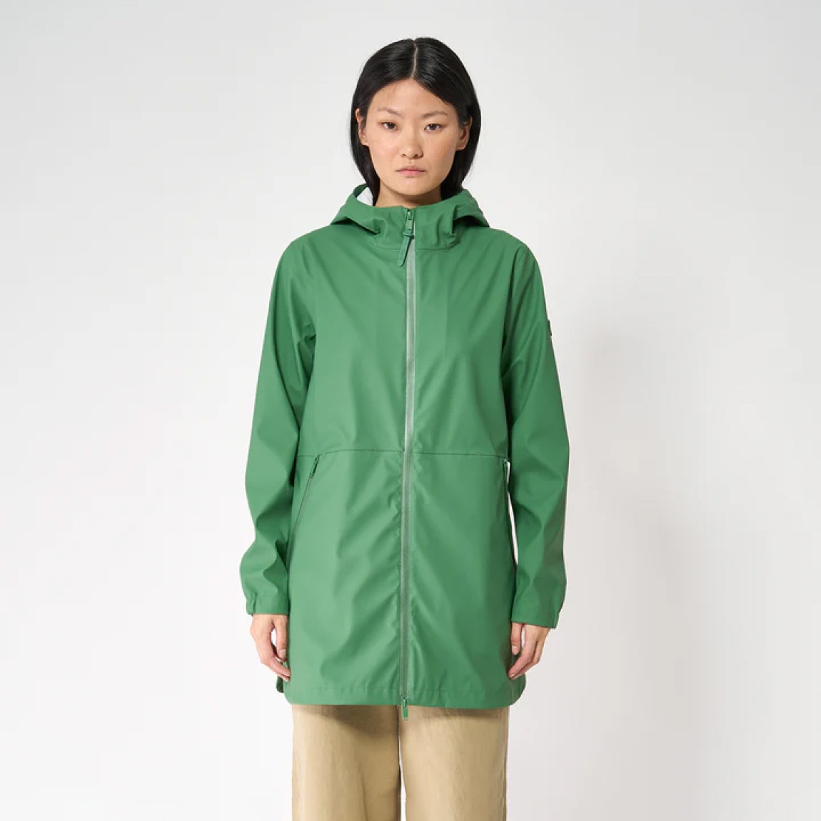 Chaqueta impermeable de la marca Tanta, modelo Brouillard está confeccionada con nuestro icónico tejido de PU en color verde. Es 100% impermeable y cuenta con todas las costuras selladas para una protección superior. Los detalles de la prenda incluyen aberturas laterales redondeadas, cremalleras impermeables al tono y un corte en A. Un básico imprescindible en tu armario.