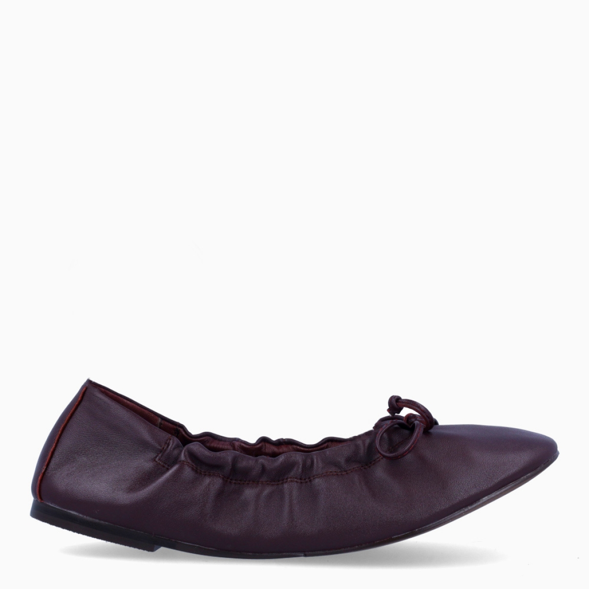 Bailarinas de la marca Itse, modelo CRETA. Exterior en piel color granate con detalle de lazo en pala. Interior en piel color marrón. Cierre con hebilla en pala. Suela plana de goma. Estas merceditas Itse CRETA son ideales para darle look, comodidad y estilo a tus looks de temporada!