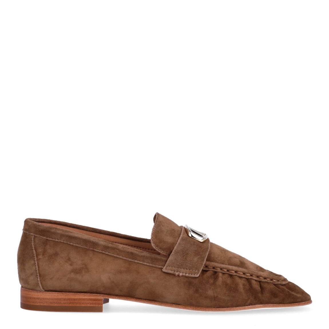 Mocasines clásicos, de la marca Alpe, modelo BELIZE. Elaborados en ante color cuero con puntera cuadrada y adorno dorado en pala. Interior en piel color camel. Suela antideslizante con tacón de 1,5 cm. Estos mocasines Itse BELIZE son un complemento perfecto para darle comodidad y estilo a tus looks de temporada!