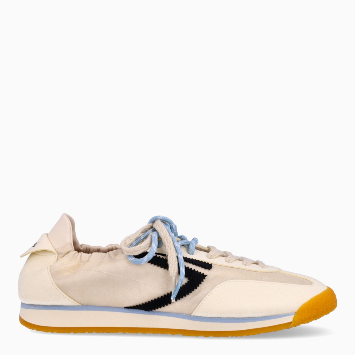 Deportivas de la marca Puraai, modelo PANTHER. Exterior elaboradas en tela color blanco con detalle en negro. Interior en piel color blanco con plantilla acolchada y extraíble para máxima comodidad. Cierre con cordones en dos tonos de color, beig y celeste a rayas. Suela de goma plana. Estas deportivas PURAAI PANTHER son un complemento ideal para marcar un estilo increíble en tus looks!