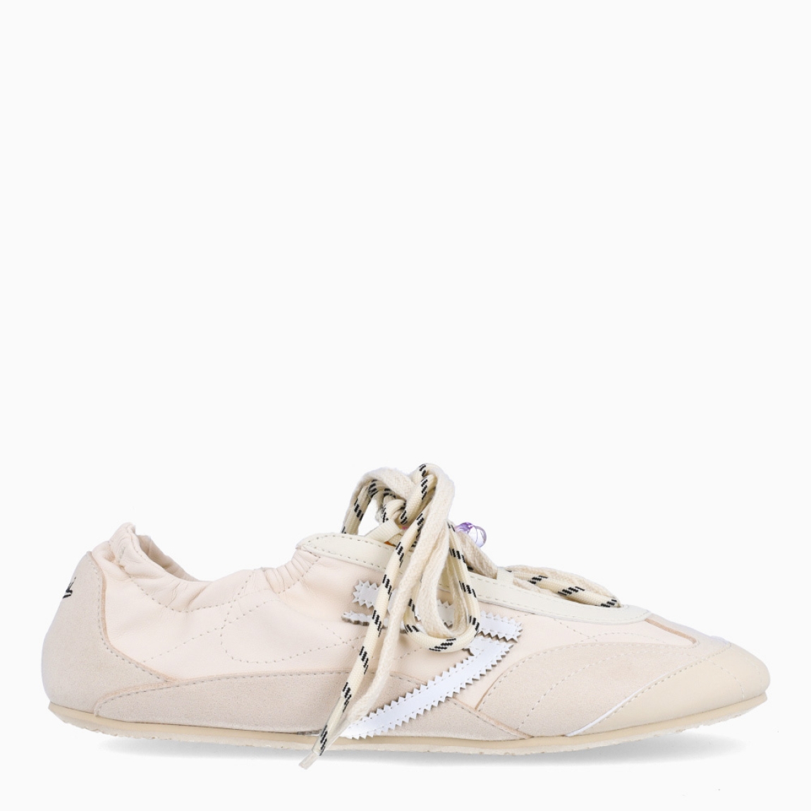 Deportivas de la marca Puraai, modelo PANTHER. Exterior elaboradas en piel color crema con detalle en blanco. Interior en piel color blanco con plantilla acolchada y extraíble para máxima comodidad. Cierre con doble cordon por toda la pala abierta. Suela de goma plana. Estas deportivas PURAAI PANTHER son un complemento ideal para marcar un estilo increíble en tus looks!