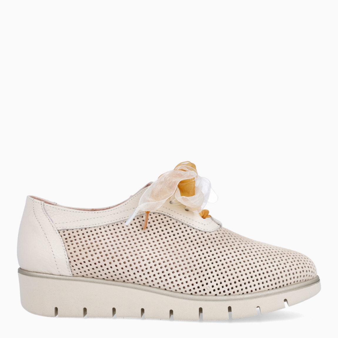 Deportivas de la marca Munné, modelo ANGELS. Elaborado en piel con efecto rejilla color beig. Interior en piel color beig. Cierre de deportivas Muné con cordones de doble color. Suela dentada con cuña de 3cm de altura. Estas deportivas Munné ANGELS son ideales para ti!