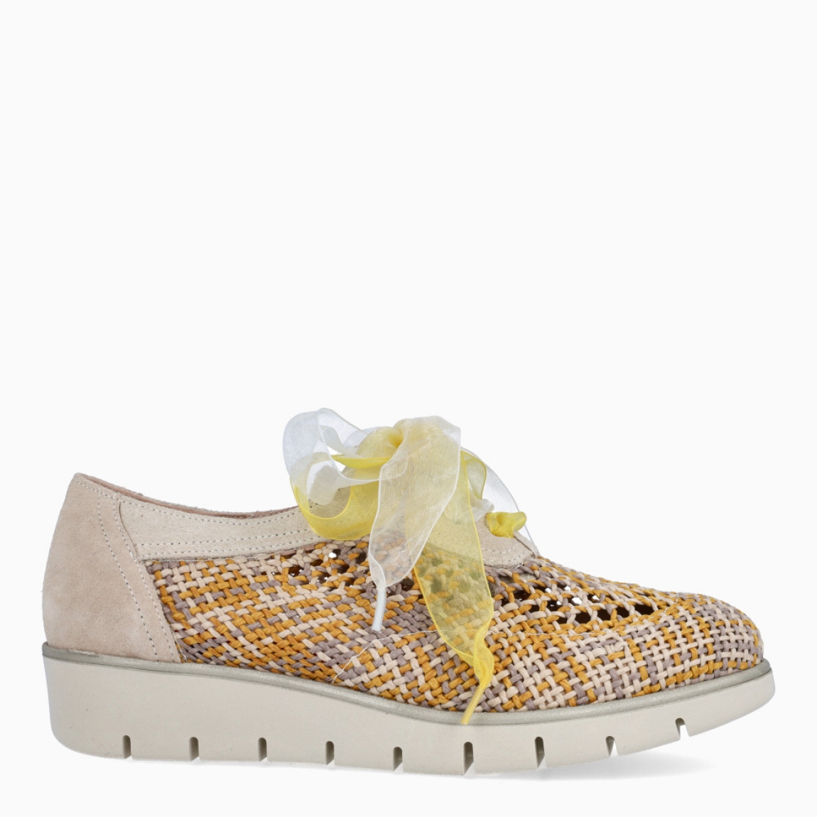 Deportivas de la marca Munné, modelo ANGELS. Elaborado en rafia multiculor. Interior en piel color beig. Cierre de deportivas Muné con cordones de doble color. Suela dentada con cuña de 3cm de altura. Estas deportivas Munné ANGELS son ideales para ti!