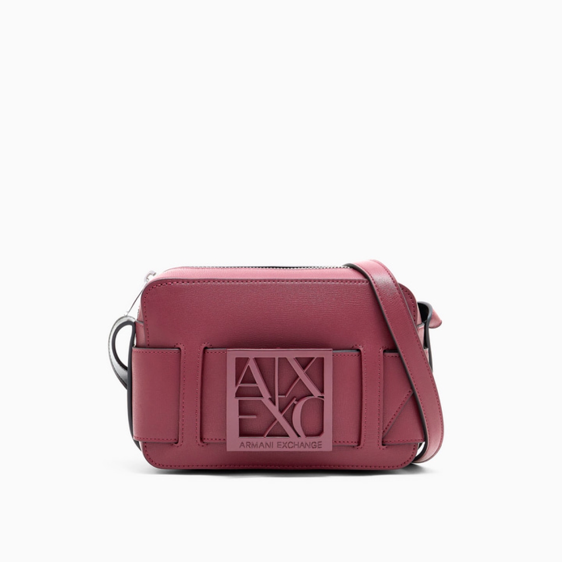 Bolso bandolera best seller de la marca Armani Exchange, modelo GALA. Bolso elaborado en polipiel color polipiel, incluso en un nuevo formato: el estuche para cámara con bandolera y correa con hebilla con logo personalizado es el accesorio que no puede faltar en el look. Bolso Armani Exchange GALA es un complemento ideal que se renueva cada temporada, perfecto desde todos los puntos de vista y siempre cool. Medidas: alto 14cm y ancho 20cm.