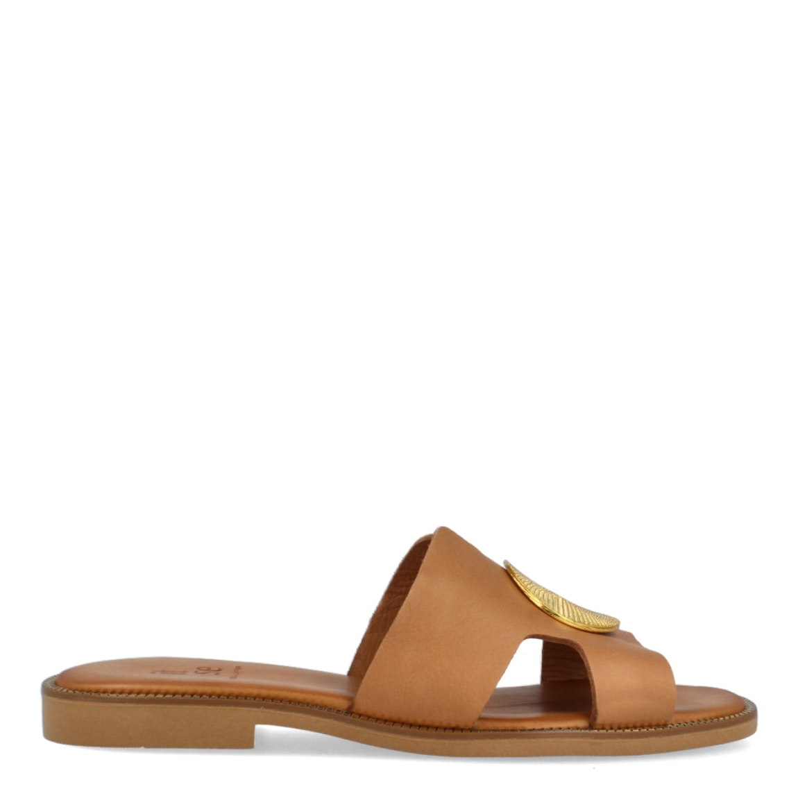Chanclas de la marca Itse, modelo TALIA. Chanclas elaboradas en piel color cuero con detalle de círculo metal dorado en la pala. Chanclas con suela plana. Estas chanclas Itse TALIA son un complemento ideal para gozar de la máxima comodidad en tu día a día. No te puede faltar en el armario.